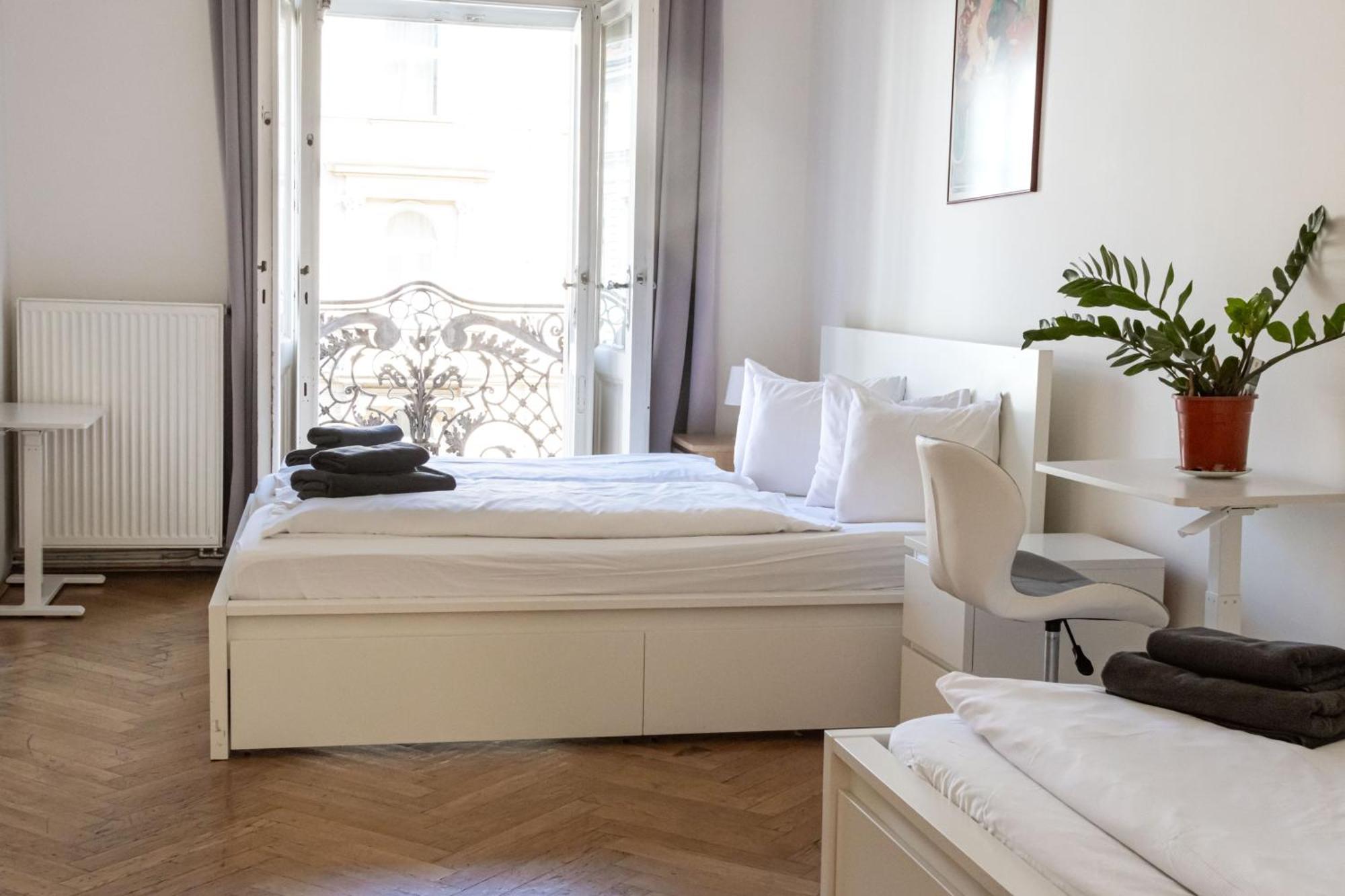 Apartments In Mala Strana - 10 Minutes From Charles Bridge Прага Экстерьер фото