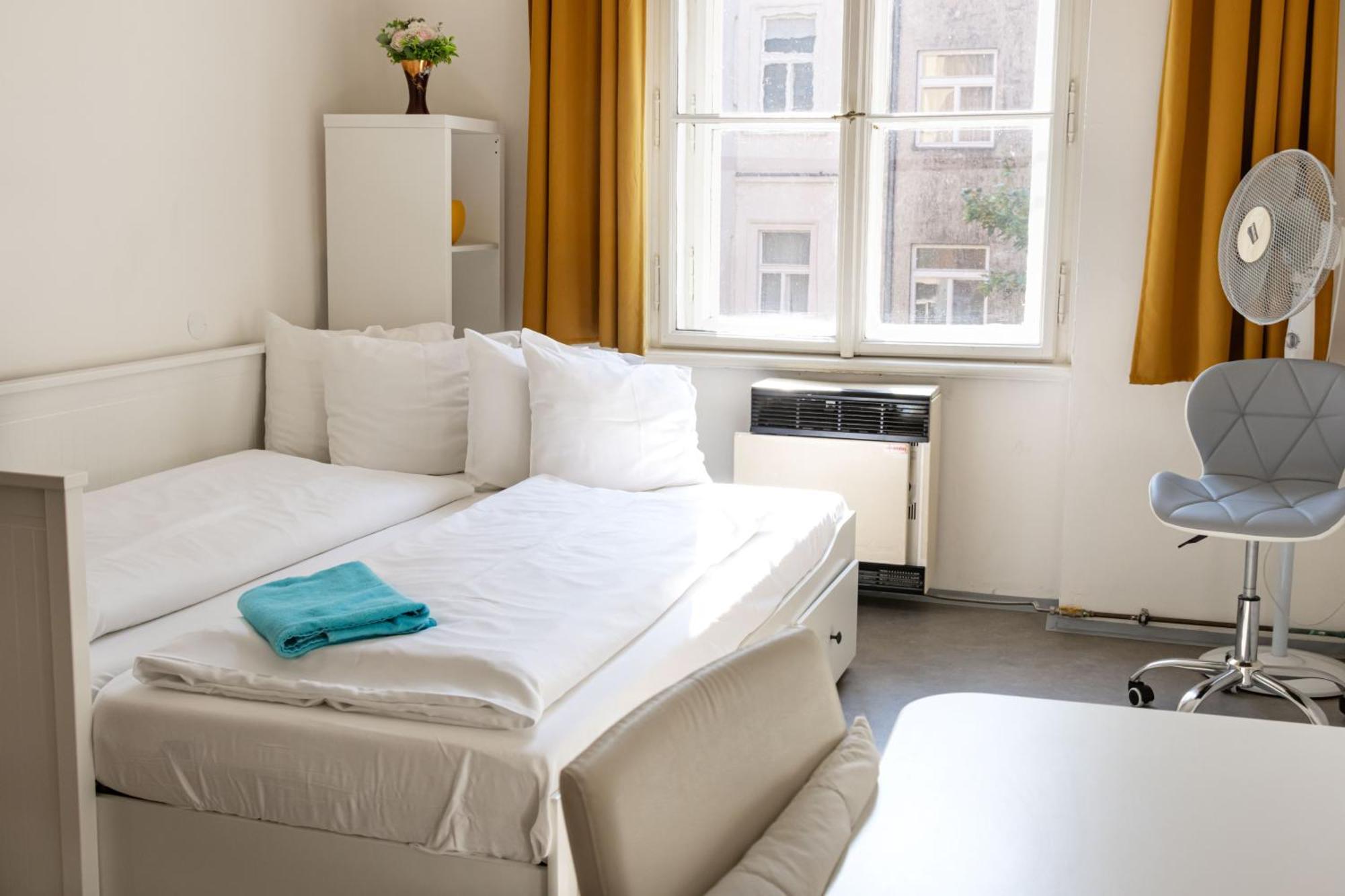 Apartments In Mala Strana - 10 Minutes From Charles Bridge Прага Экстерьер фото