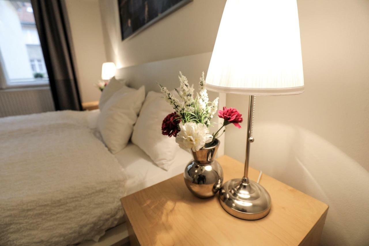 Apartments In Mala Strana - 10 Minutes From Charles Bridge Прага Экстерьер фото