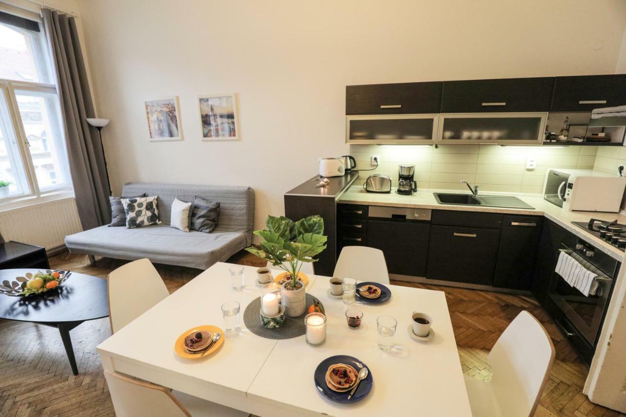 Apartments In Mala Strana - 10 Minutes From Charles Bridge Прага Экстерьер фото