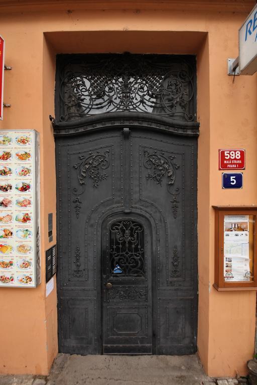 Apartments In Mala Strana - 10 Minutes From Charles Bridge Прага Экстерьер фото